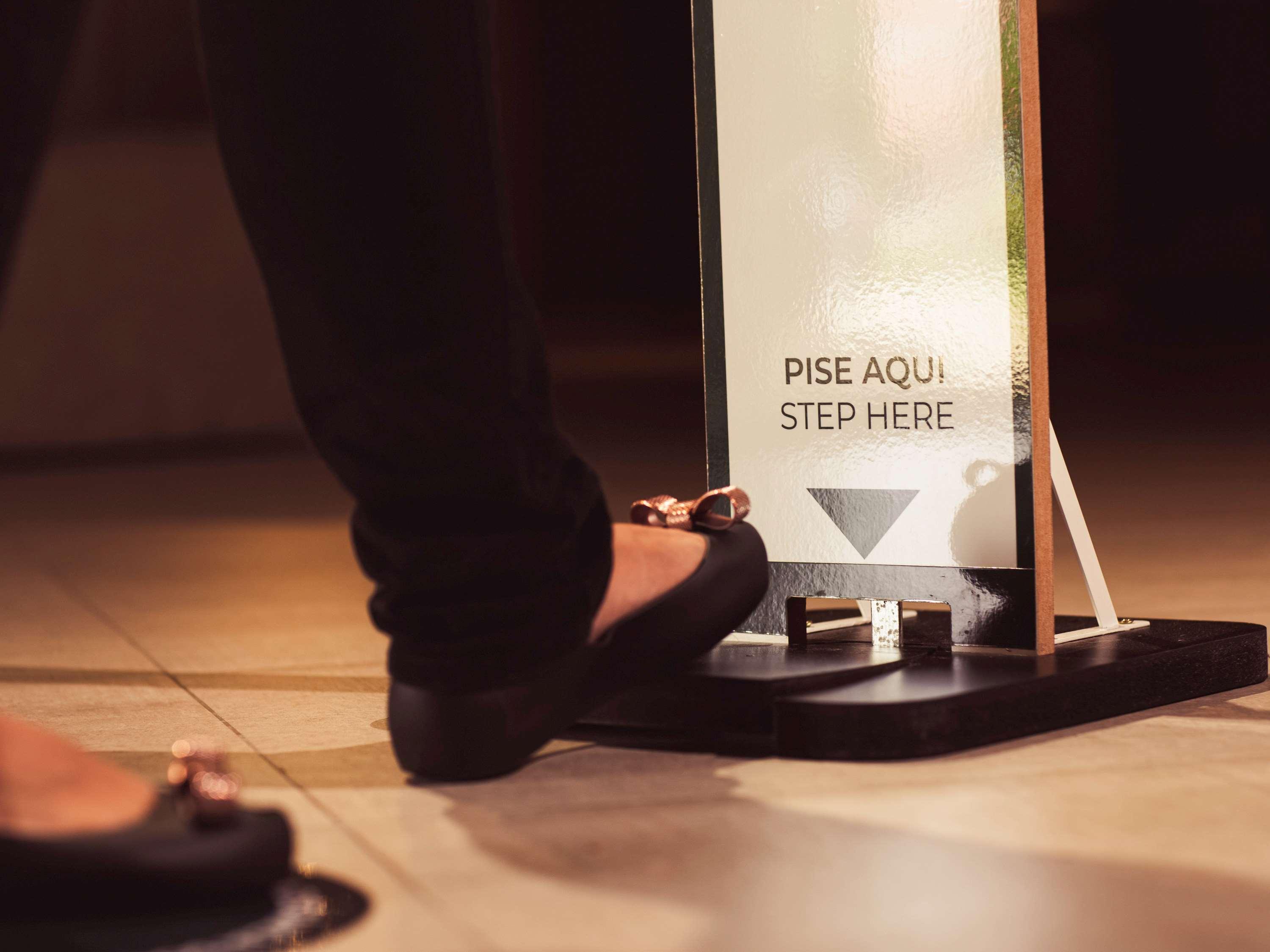 Grand Mercure Sao Paulo Vila Olimpia Zewnętrze zdjęcie Foot pedal sanitizer dispenser