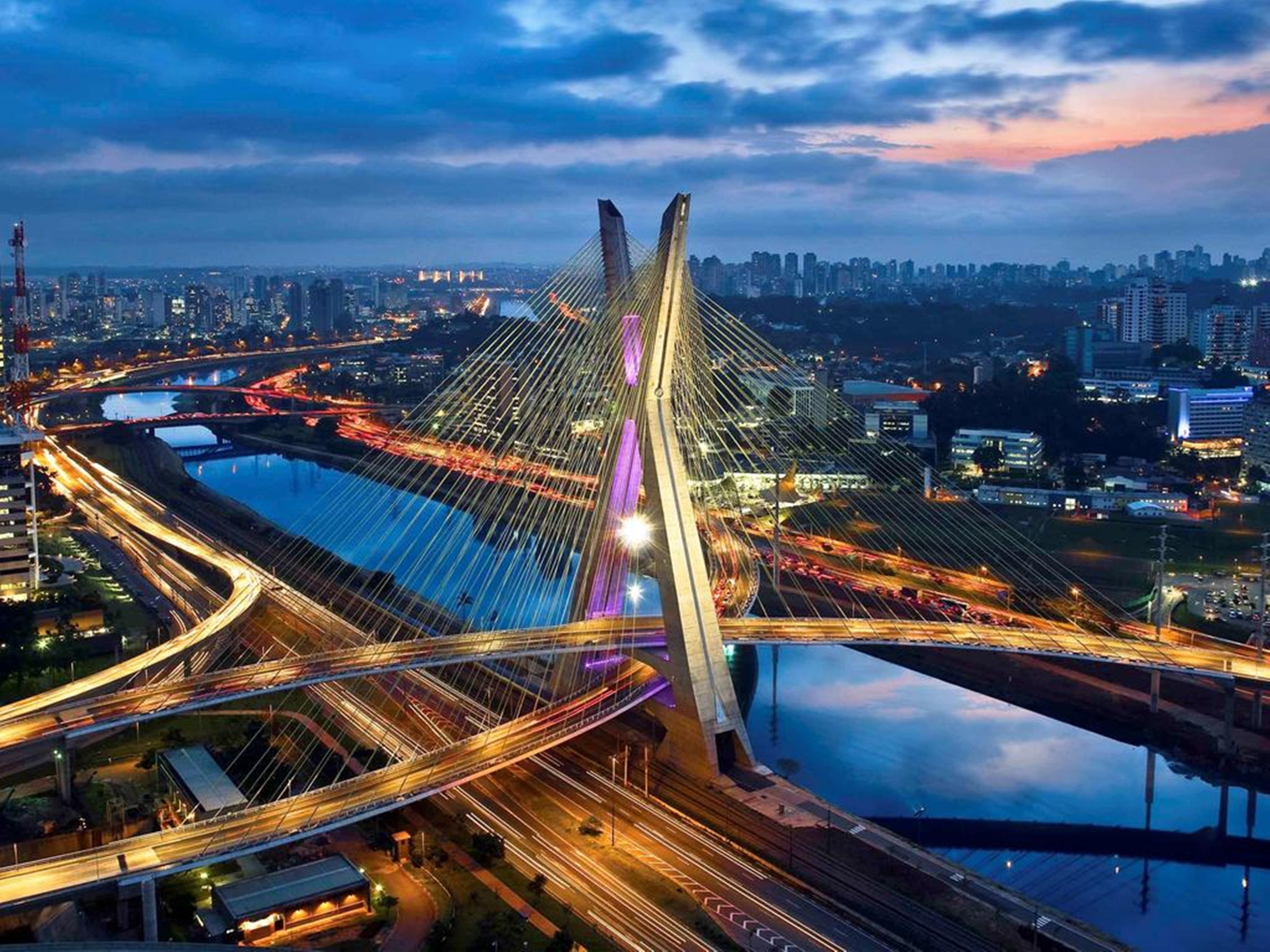Grand Mercure Sao Paulo Vila Olimpia Zewnętrze zdjęcie View of the bridge at night