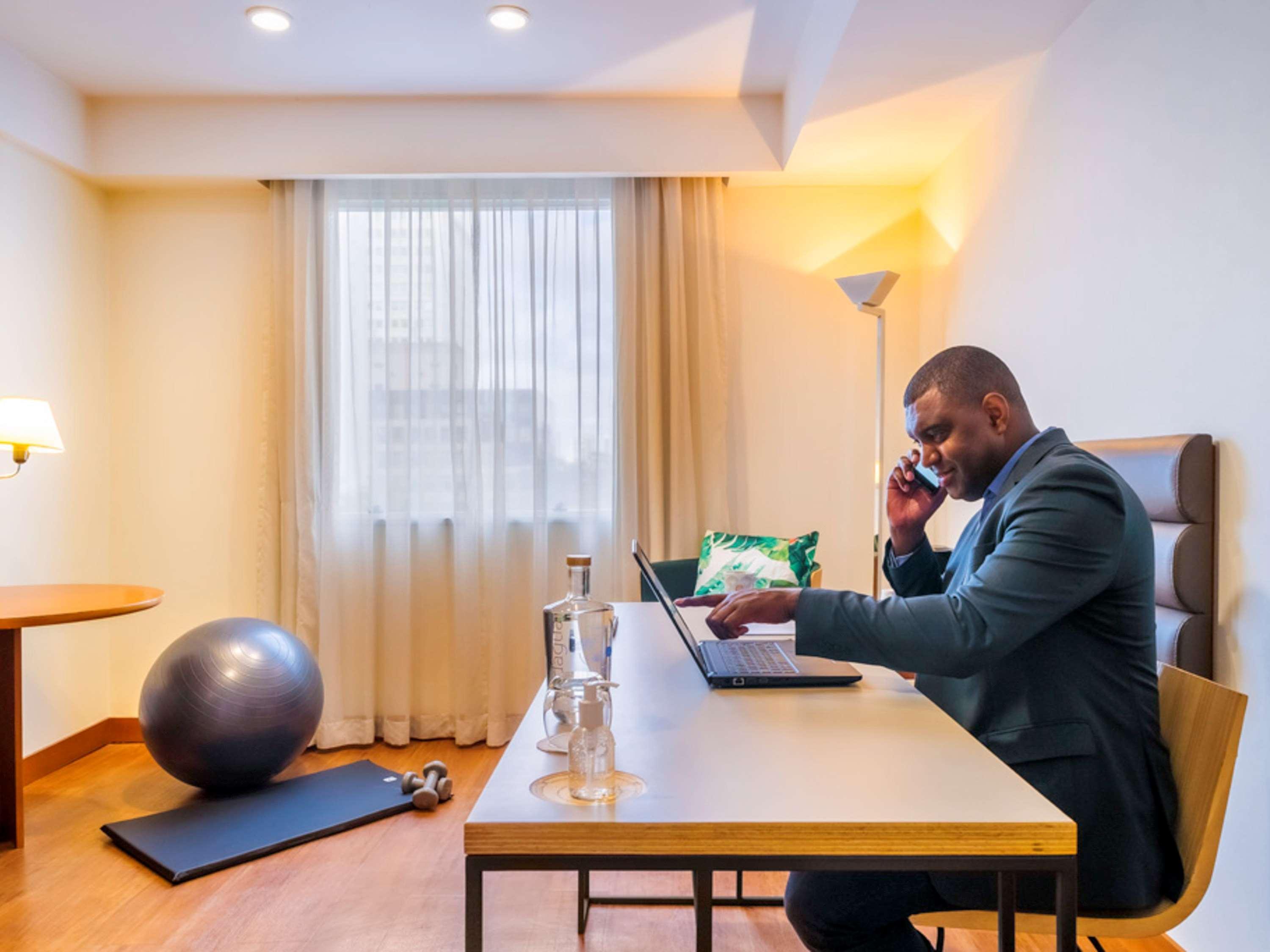 Grand Mercure Sao Paulo Vila Olimpia Zewnętrze zdjęcie A man working from home